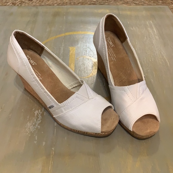 White Grosgrain Classic Wedge - Picture 2 of 4